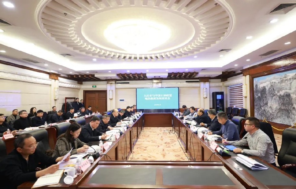 李岩松与李丕龙一行座谈交流